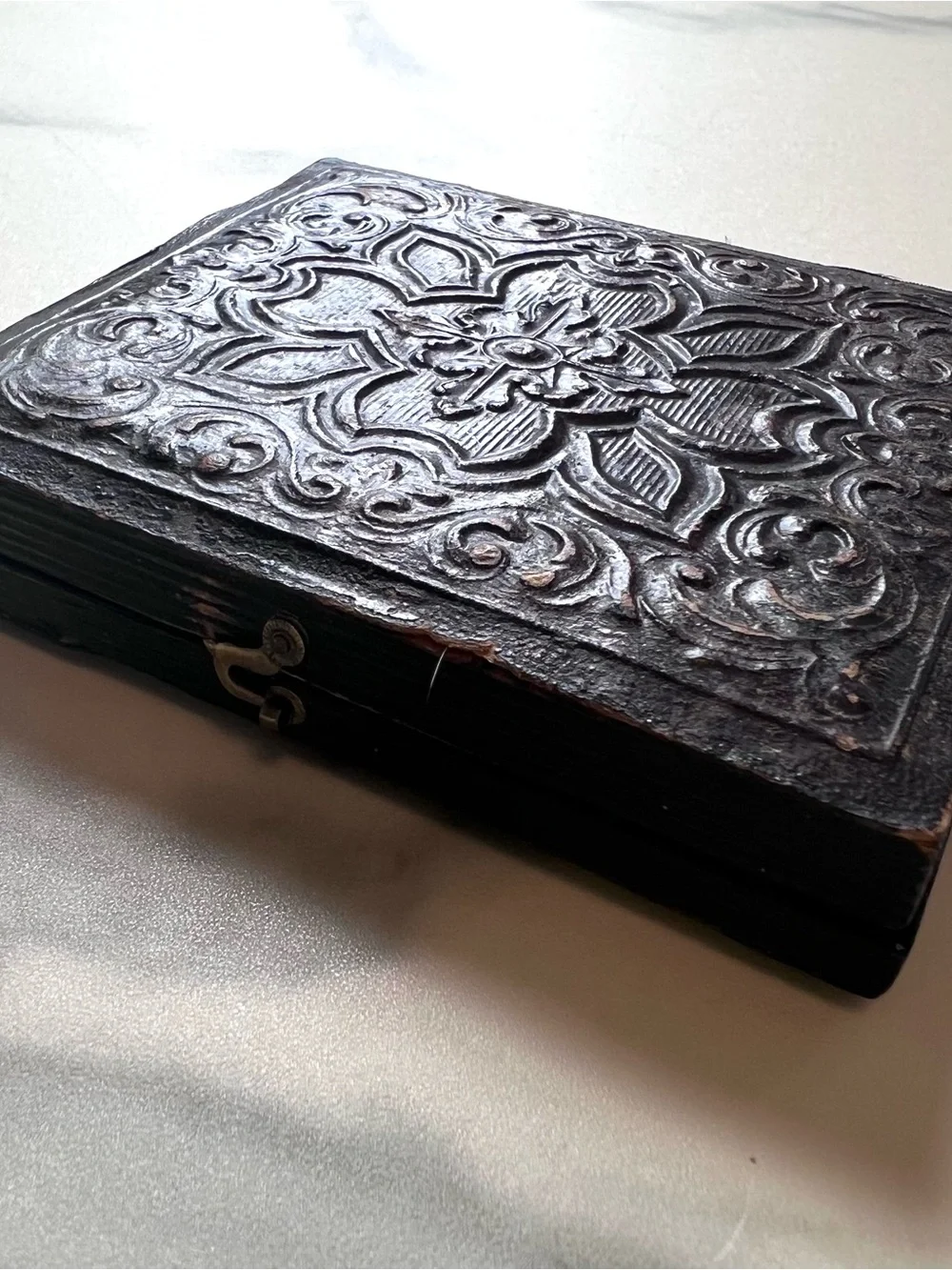 Antique 1850s Daguerreotype Portrait - Wood and Resin Case w/ Velvet Lining - Picture 13 of 16